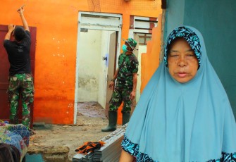 Rumah Nenek Ini Akhirnya Diperbaiki Satgas TMMD Kodim Depok
