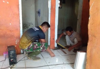 Satgas TMMD 107 keramik rumah Nyai Marni
