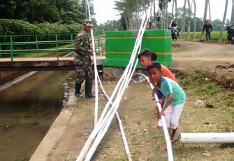 Sukacita Anak-Anak Pantirejo Bisa Bantu Tentara