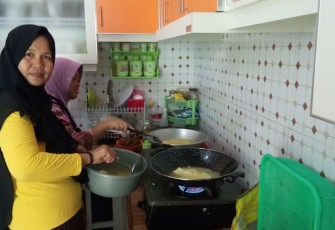 Tangan Terampil Ibu-Ibu Kelurahan Cilodong Pastikan Anggota Satgas TMMD Kodim Depok Tidak Kelaparan