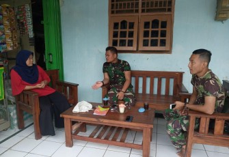Satgas TMMD Menikmati Segelas Kopi Buatan Ibu Yayan