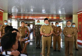 Bupati Lampung Barat Parosil Mabsus saat jumpa pers usai memberika bantuan