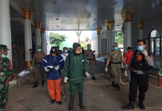 Tim Corvid–19 Pesawaran Semprotkan Disinfektan di Fasilitas Umum