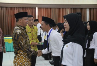 Gubernur Rohidin saat menghadiri Latsar CPNS Kaur