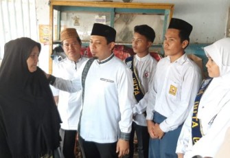 Wakil Wali Kota Bengkulu Berikan Langsung Bantuan Program Gerakan Peduli Siswa 