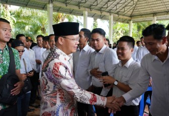 Gubernur Bengkulu Rohidin Mersyah saat menyerahkan SK