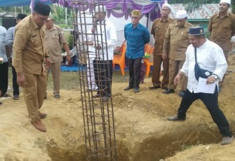 Bupati Aceh Singkil Dulmusrid kembali melakukan peletakan batu pertama pembangunan Masjid Taqwa Muhammadiyah Kampung Tanah Bara Kecamatan Gunung Meriah.