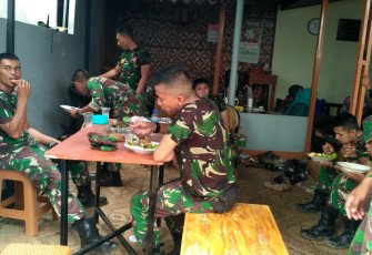Masakan Emak Emak Pecak Ikan Mas Semangat Satgas TMMD 107 Kodim 0508/Depok