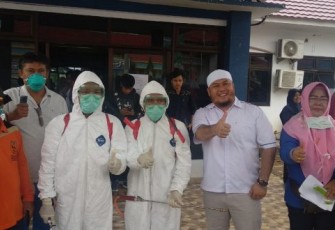  DPRD Kota Bengkulu Bersama Dinas Kesehatan Kota Bengkulu Melakukan Penyemprotan di Kantor Pelayanan Publik 