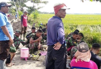 Kepala Desa Pantirejo Pekalongan Ikut Kerja Di Lokasi TMMD