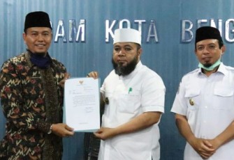 Wali Kota Bengkulu Helmi Hasan Foto Bersama Dengan Direktur PDAM Kota Bengkulu Sjobirin Hasan 