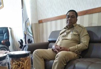 Bupati Aceh Singkil Dulmusrid saat ditemui diruang kerjanya.