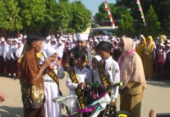 Wali Kota Bengkulu Helmi Hasan Saat Hadir Dalam Pemberian Sepeda Program Gerakan Peduli Siswa 