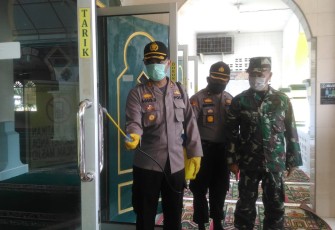 Kapolres Pimpin Peyemprotan Disinfektan ke Rumah Ibadah