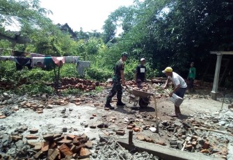 Semangat Warga dan Babinsa Bantu Rehab Rumah