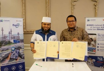 Wali Kota Bengkulu Helmi Hasan dan  Chief Enterprise PT XL Axiata Feby Sallyanto