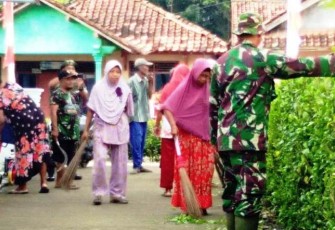 Segala Umur Dibangkitkan Budaya Gotong Royong Oleh TNI Pekalongan