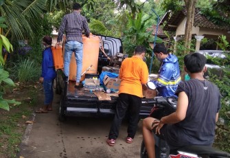 Karangtaruna bersama pemdes melakukan penyemprotan lingkungan warga