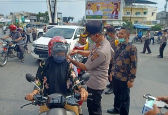 Kapolres Labuhanbatu Bagikan Masker Gratis ke Pengendara