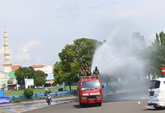Pemkot Semprot Tempat-tempat Umum 