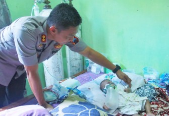 Kapolres Batang saat menjenguk Bayi Penderita Jantung Bocor