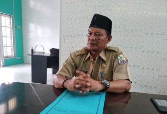 Kepala Dinas Pendidikan dan Kebudayaan Aceh Singkil Khalilullah saat ditemui diruang kerjanya.
