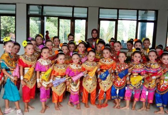 Tari Payung dari "Mekar Budaya" Bojong Ramaikan Pembukaan TMMD
