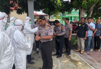 Polres Bitung Bersama Dinas Kesehatan Lakukan Penyemprotan Cairan Disenfektan