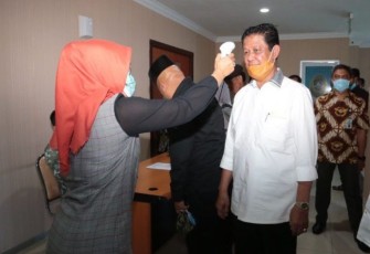 Cek suhu badan 