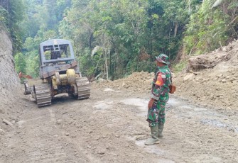 Anggota Satgas TMMD Awasi Pekerjaan Alat Berat Buka Jalan Baru