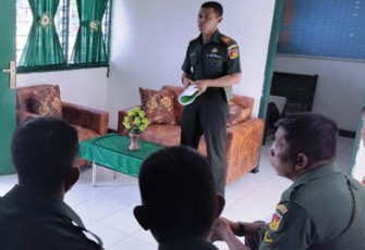 Danramil 1310-03/Likupang memberikan materi kepada personilnya.