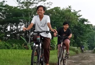 anak-anak bersepeda