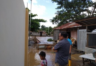 Wakil Walikota Bitung Temui Warga Terdampak Banjir