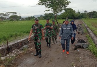 Hujan Bukan Halangan Bagi Dandim Klaten Untuk Ke Lokasi Karya Bakti