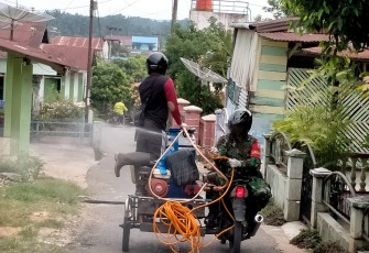 Babinsa Koramil 08/RP semprot disinfektan dilingkungan rumah warga