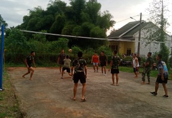 Jaga kebugaran Fisik Satgas Berolahraga Voli Bersama Warga