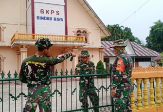 Satgas TMMD Bantu Cat Dinding dan Pagar Gereja Sindaraya