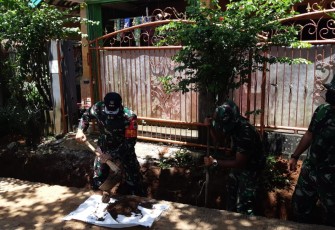 Dansatgas TMMD ke 107 Turun Bantu Pekerjaan Saluran Air