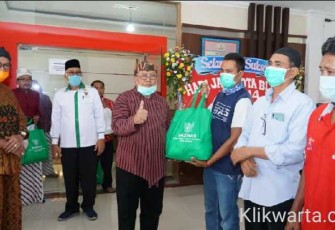 Plt Walikota Blitar Santoso saat menyerahkan Sembako