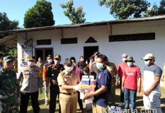 Bupati Rijanto saat menyerahkan bansos kepada perwakilan peserta karantina