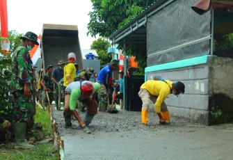 Satgas TMMD 107 Kodim 0508/Depok Lanjutkan Pengecoran Jalan Haji Amin