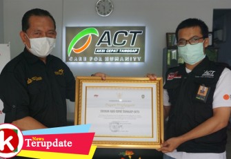 Kadisbudpur Provinsi Kepri Buralimar mewakili Plt Gubernur Kepri Isdianto menyerahkan piagam kepada ACT Kepri