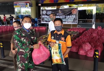 Personel Lanud Hang Nadim Batam saat bagikan sembako kepada Porter Bandara Internasional Hang Nadim Batam