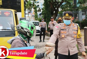 Kapolresta Barelang AKBP Purwadi Wahyu Anggoro SIK MH saat berikan nasi bungkus kepada pengendara motor di Jalan Engku Putri Batam Center