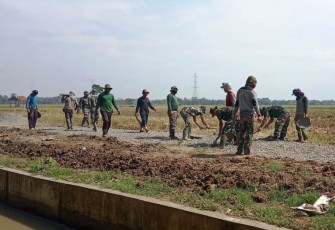 Masyarakat Pantirejo Masih Setia Dampingi Satgas TMMD Reguler Pekalongan Bangun Jalan