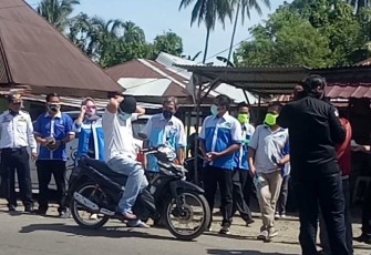 Pembagian Masker Kain Gratik Kepada Pengendara Oleh Dinas Komunikasi dan Informatika Kabupaten Bengkulu Tengah