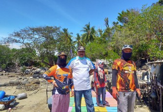 Kades Beserta Masyarakat Sebong Lagoi Lakukan Penyemprotan Disinfektan