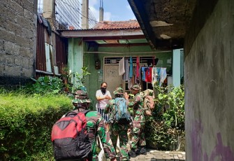 Warga dan Personel Satgas Saling Memuji