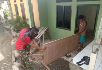 Satgas TMMD 107 Kodim 0508/Depok Mulai Pasang Pintu dan Jendela Rumah Alamsyah