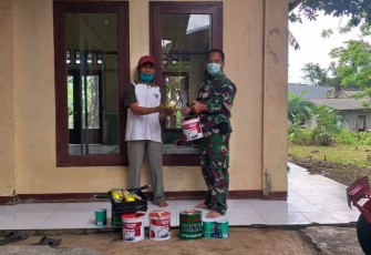 Satgas TMMD 107 Kodim 0508/Depok Serahkan Bantuan Cat untuk Mushola Al Mahri